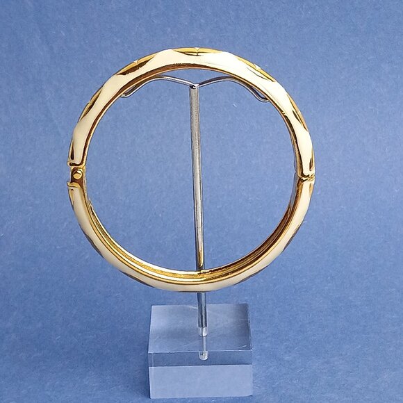 Abstract Geo Leaf Pattern White Enamel Hinge Bangle Skinny Bracelet Gold Tone - Picture 3 of 5